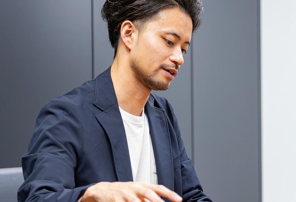 インタビューに答えるT・Tさんの画像