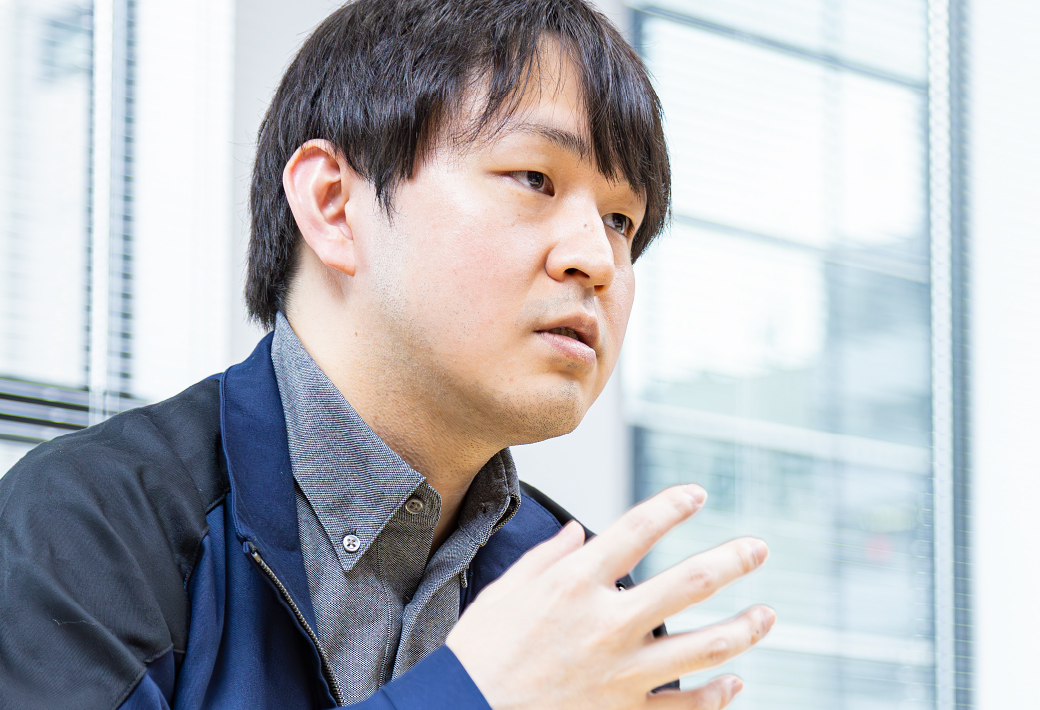 インタビューに答えるK.Oさんの画像